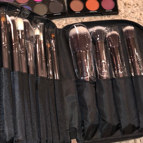 Morphe bundle of eyeshadow & brush set - Picture 8 of 8